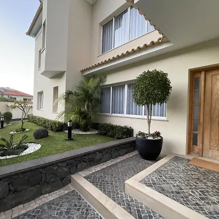 Luxury With Private Heated Pool, Garden And Views Of The Sea And Mountains Villa *