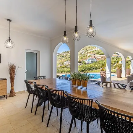 Villa Luxury With Private Heated Pool, Garden And Views Of The Sea And Mountains