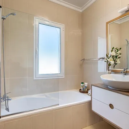 Luxury With Private Heated Pool, Garden And Views Of The Sea And Mountains