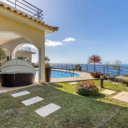 Luxury With Private Heated Pool, Garden And Views Of The Sea And Mountains Villa