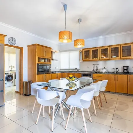 Luxury With Private Heated Pool, Garden And Views Of The Sea And Mountains Villa *