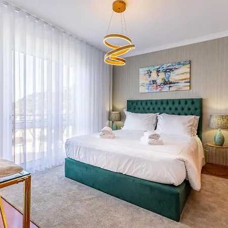 Luxury With Private Heated Pool, Garden And Views Of The Sea And Mountains Villa Arco da Calheta (Madeira)