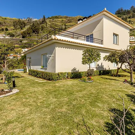 Luxury With Private Heated Pool, Garden And Views Of The Sea And Mountains.