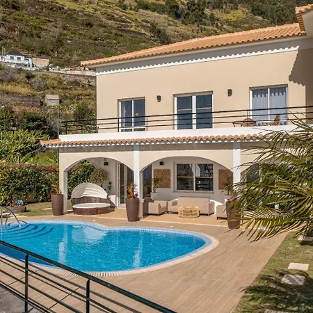 Luxury With Private Heated Pool, Garden And Views Of The Sea And Mountains. Villa *